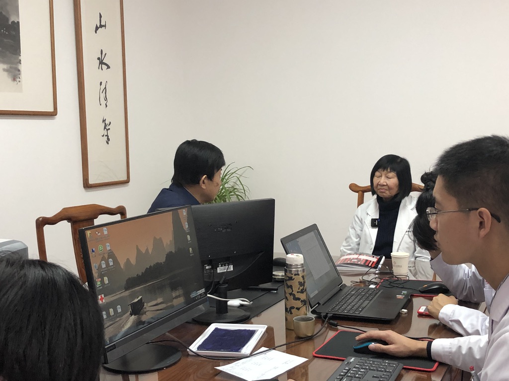 Uitleg in de kliniek van Prof Peng Jian Zhong en dr. Greta Young in Beijing 2019. Samen met collega's van Academie Bo Yi