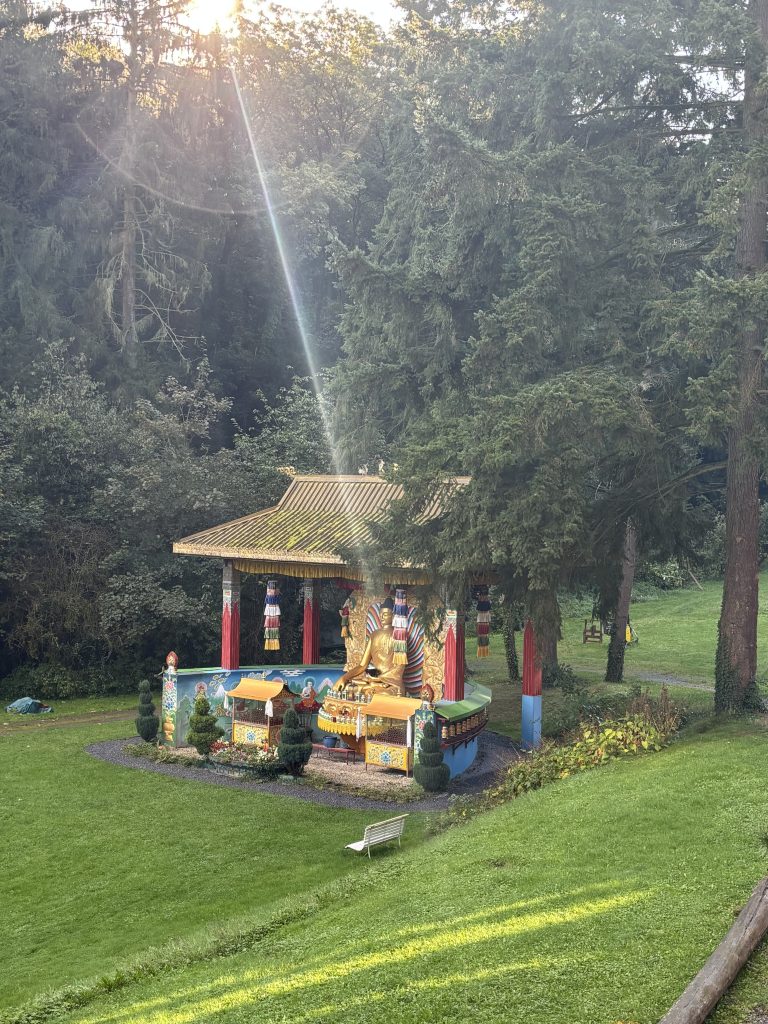 Tibetaanse Boedha Op het terrein van Yeunten Ling te Huy Belgie Meditatie mediteren