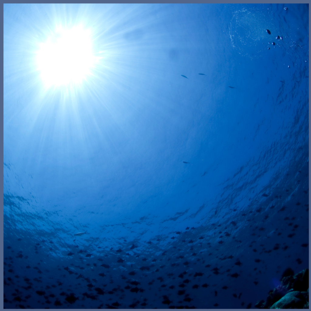 Diep luisteren oceaan water en zon